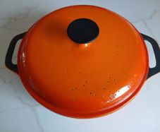 Casserole dish / saucepan