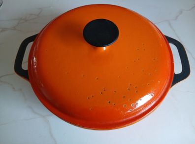 Casserole dish / saucepan