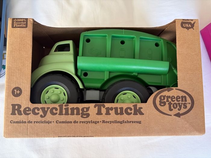 Kids recycling truck