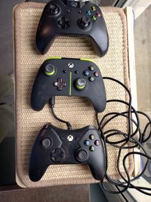 Two Broken Xbox controllers Lot2