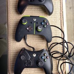 Two Broken Xbox controllers Lot2