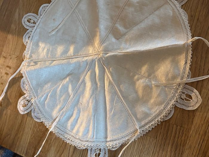 Vintage Lace Bread Roll Holder