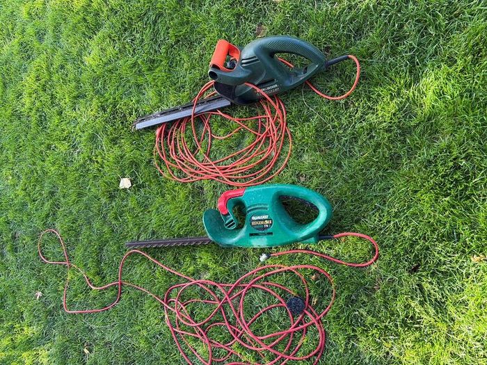 Electric hedge clippers
