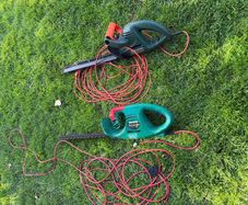 Electric hedge clippers