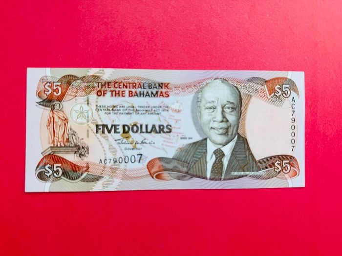 Bahamas   5  DOLLARS  2001  . Pick  63b.  Uncirculated