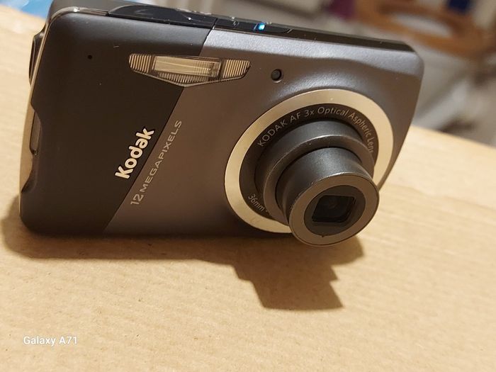 Kodak Easyshare M530 12 MP Digital Camera with 3x Wide Angle Optical Zoom and 2.7-Inch LCD