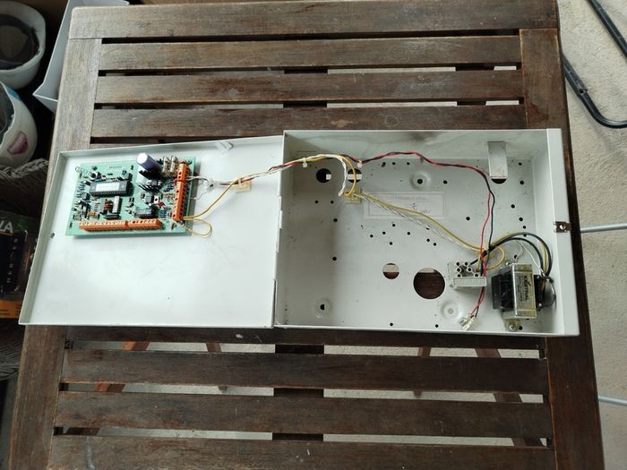 Intruder / Burglar Alarm 12 Volt Power Supply For Any Alarm System (Free To Collect)