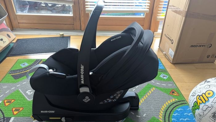 Maxi-Cosi CabrioFix baby seat(with baby insert) and isofix base