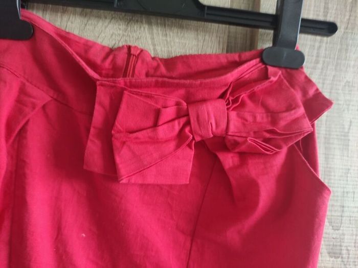 Red skirt mini fits Xs s worn once with bow