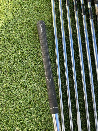 Full set of golf Taylormade clubs