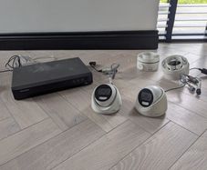 Hikvision - Camera x2 & DVR