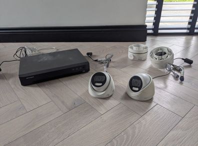 Hikvision - Camera x2 & DVR