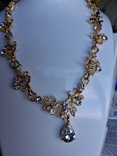 Elegant Gold Delicate Floral & Leaf Filigree Necklace