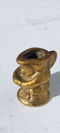 vintage minauture brass Toby jug ornament,,collectors item,,sold as is ,see pictures for condition,,price includes post to anywhere in Ireland thank you.