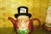 Porcelain collectable tea pot