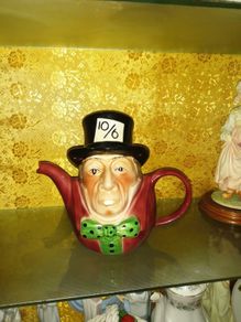 Porcelain collectable tea pot