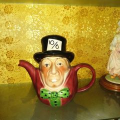 Porcelain collectable tea pot