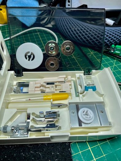 Singer (Made by Juki) Professional XL-10/CXL/Futura 6000 Sewing and Embroidery Machine - Serviced - Very high quality machine!