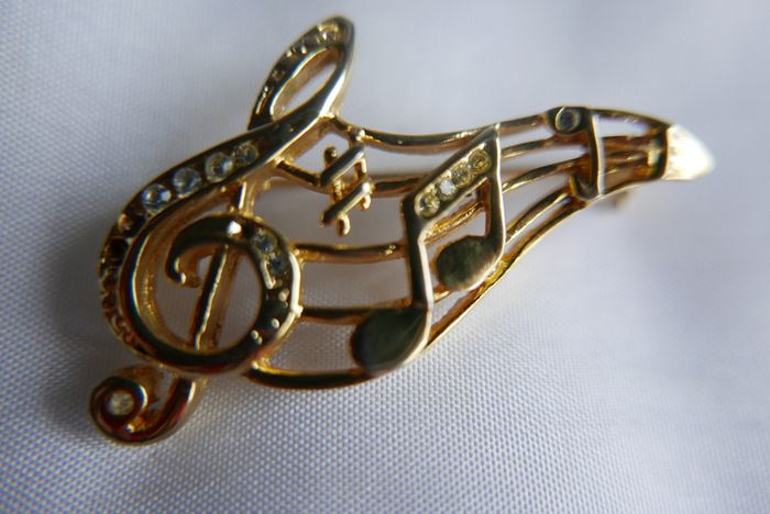 Vintage Jewelry Beautiful Gold Tone and Rhinestone Music / Notes on Staff / Music Lover Pin Brooch