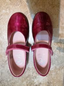 Size UK 1 / EU 33 Pablosky raspberry pink patent leather Mary Jane classic dressy shoes.