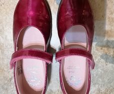 Size UK 1 / EU 33 Pablosky raspberry pink patent leather Mary Jane classic dressy shoes.