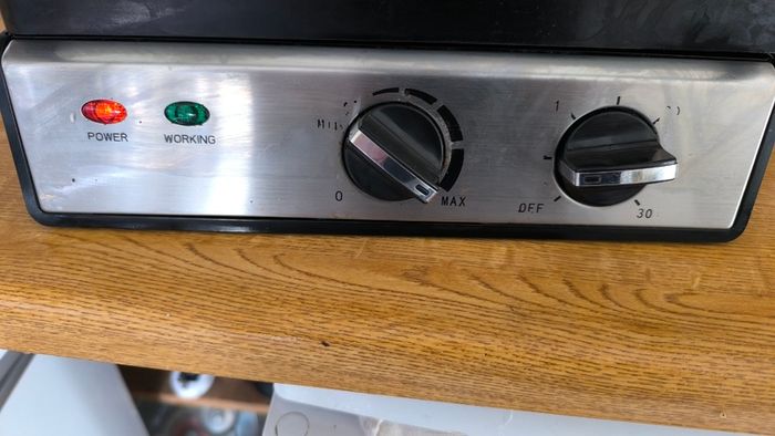 Aigostar Dual-Knob Sandwich Toaster with Removable Plate, 2000W