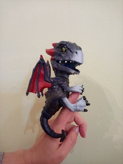 Battery operated Fingerlings Untamed Dragon