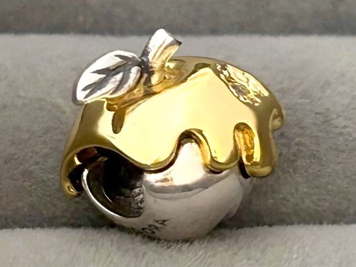Pandora Disney Snow White Poison Apple Charm  0.012 ct  Brand New