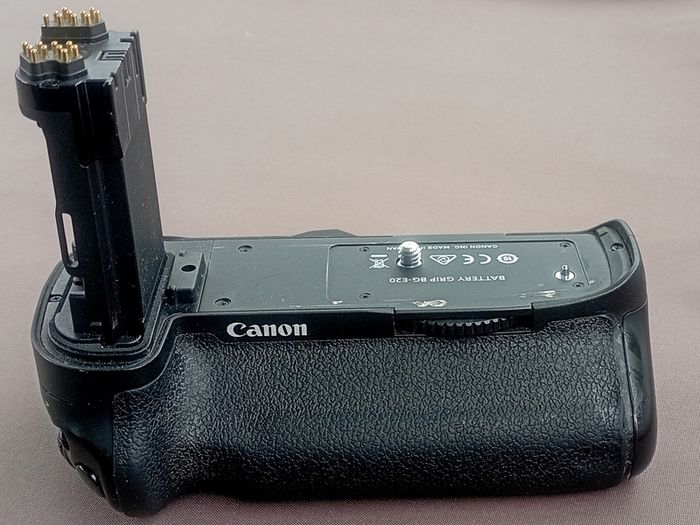 canon battery grip BG E20