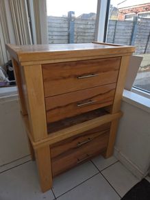 2 bedside lockers