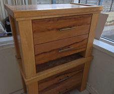 2 bedside lockers