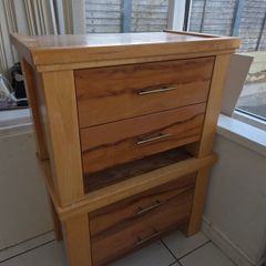 2 bedside lockers