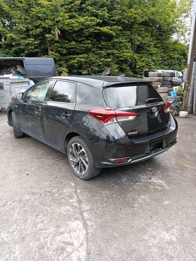 Breaking Toyota auris hybrid 2017