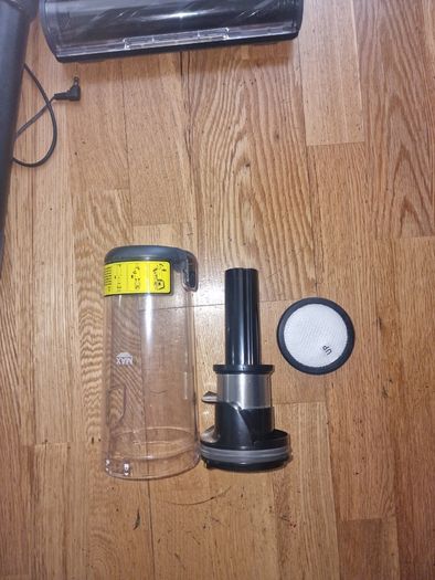 MUIZZY Bagless vacuum