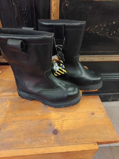 Size 7 Steel Toe boots new