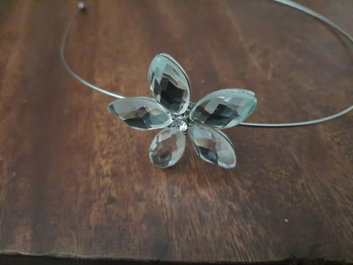 Hair band with crystal style flower