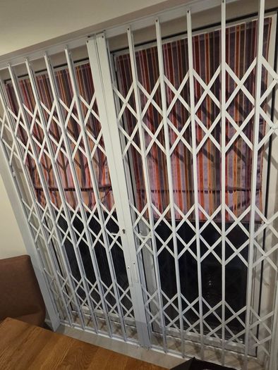 collapsible security grilles / accordion-style security gates
