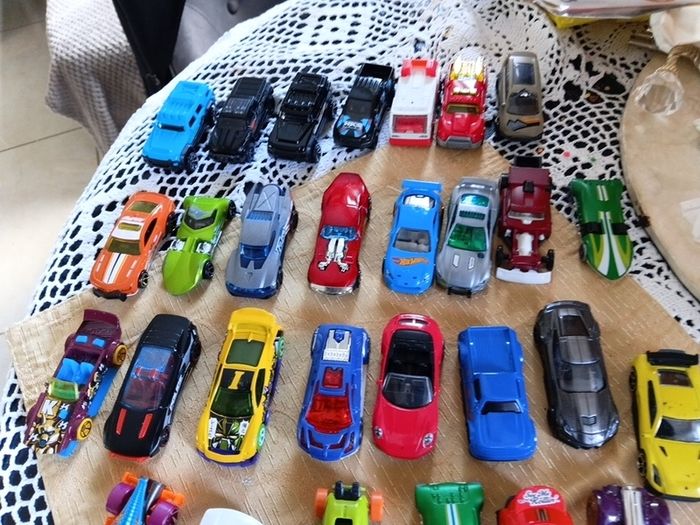 33 Die cast metal collectable cars