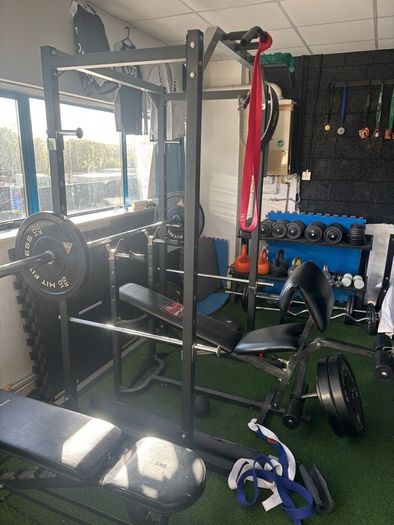 weight cage in very good condition, with or without weight plates