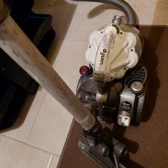 DYSON CYCLONE Vacuum Cleaner, great suction and very good condition