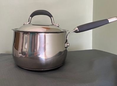 PRESTIGE POT 20cm / 2.8 litre capacity. Silicone on lid & handle. Quality Sturdy Pot. Excellent used condition