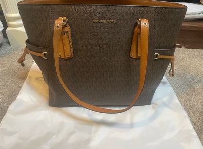 Michael Michael Kors/ Voyager Medium Logo Tote Bag
