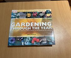 RHS Gardening Through The Year - Ian Spence