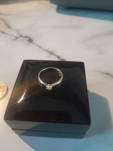 14 kt gold diamond ring