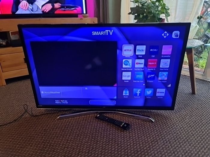 JVC 40" Smart tv Read description