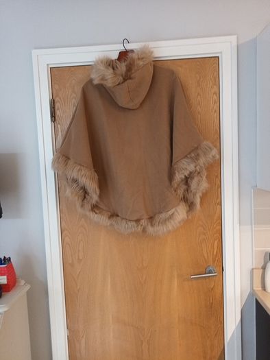 Boohoo  Camel Faux Fur Cape, Sleeves  With Hood   S. 14-16.