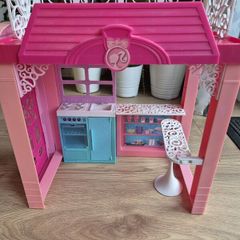 Barbie bar/kitchen