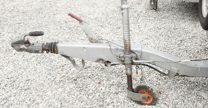 Heavy duty trailer with standing jackes