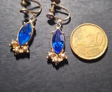 Earrings screw on