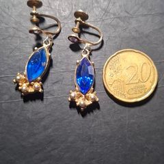 Earrings screw on